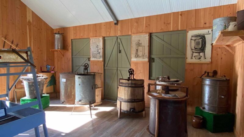 Extraction de miel avec un extracteur en bois